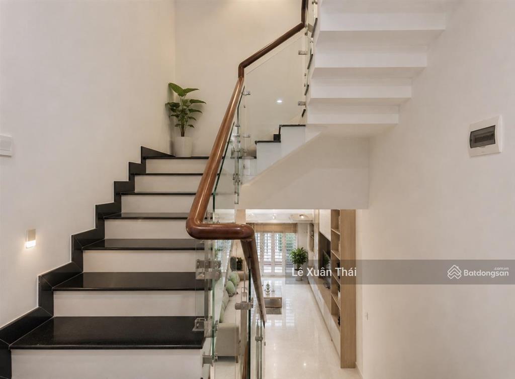 Định cư nước ngoài, chủ bán lại nhà đẹp 5 tầng âu cơ q11, hẻm thẳng  63m2. chỉ 11.45t