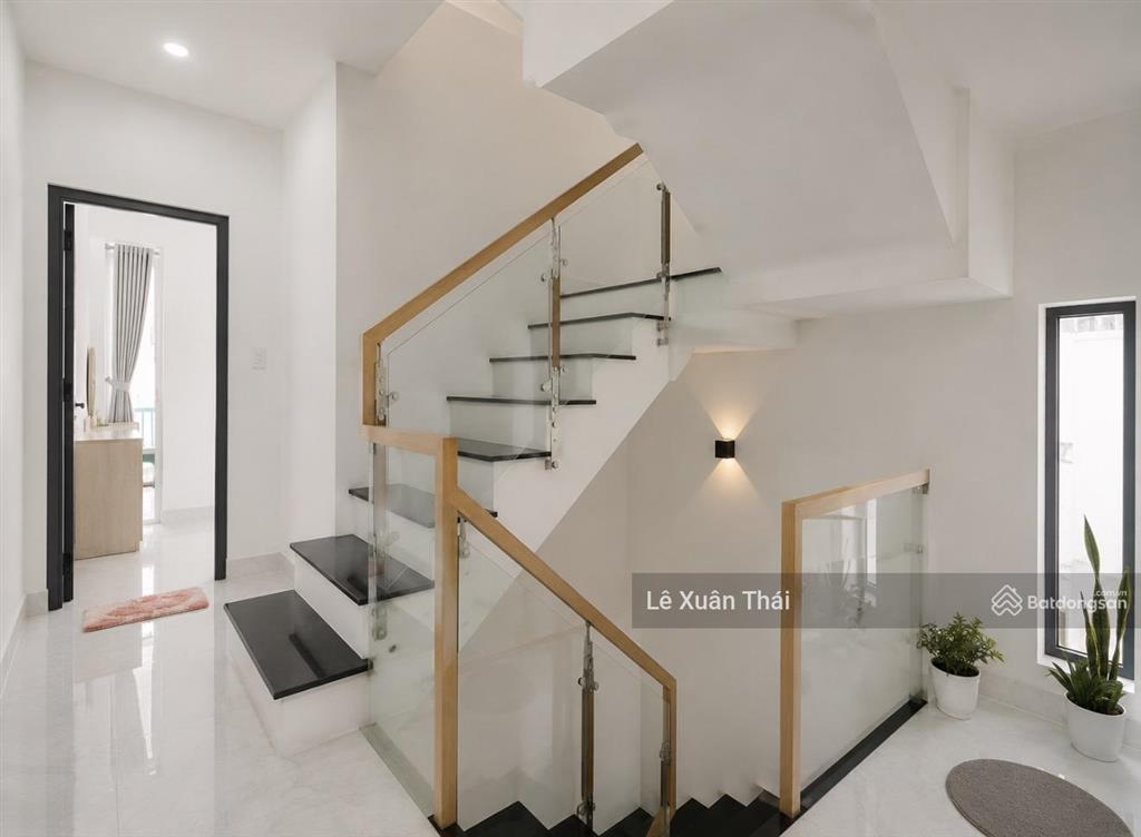 Nhỏ xinh lý tưởng cho gđ trẻ ở và kd giữa tt 3/2 q10, xe hơi tránh, dtsd 102m2. nhỉnh 6t