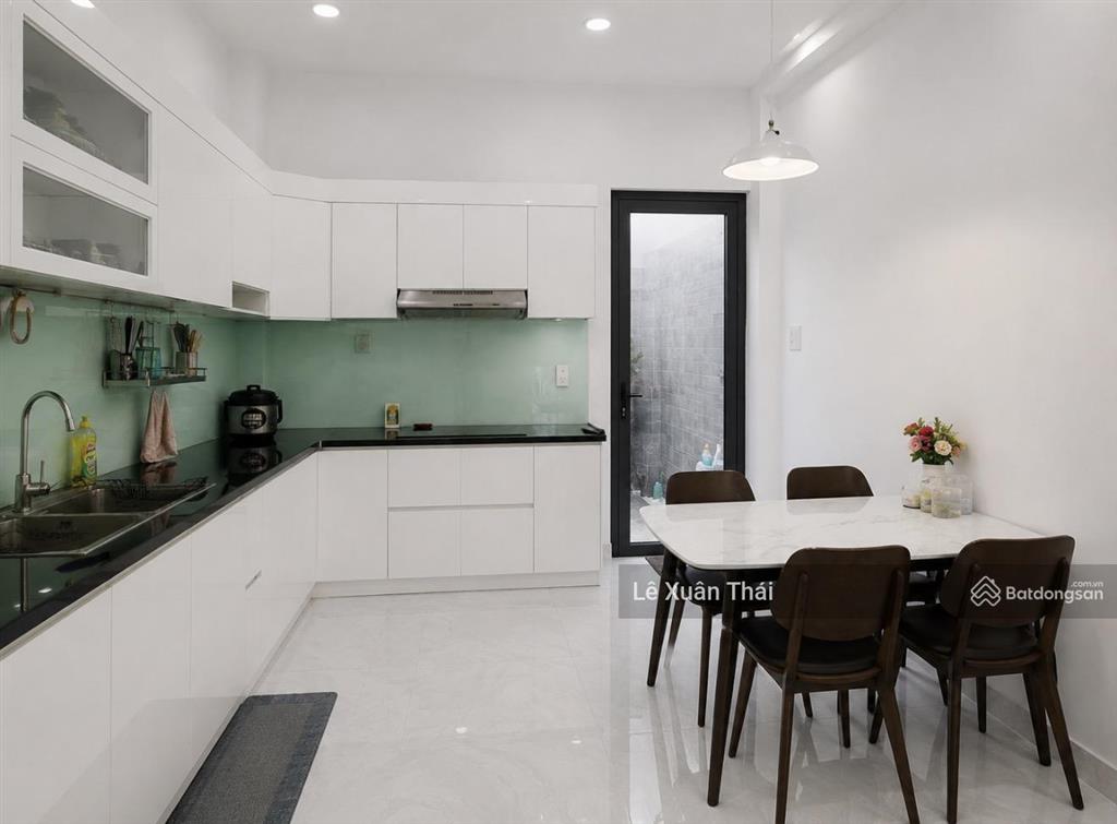 Nhỏ xinh lý tưởng cho gđ trẻ ở và kd giữa tt 3/2 q10, xe hơi tránh, dtsd 102m2. nhỉnh 6t