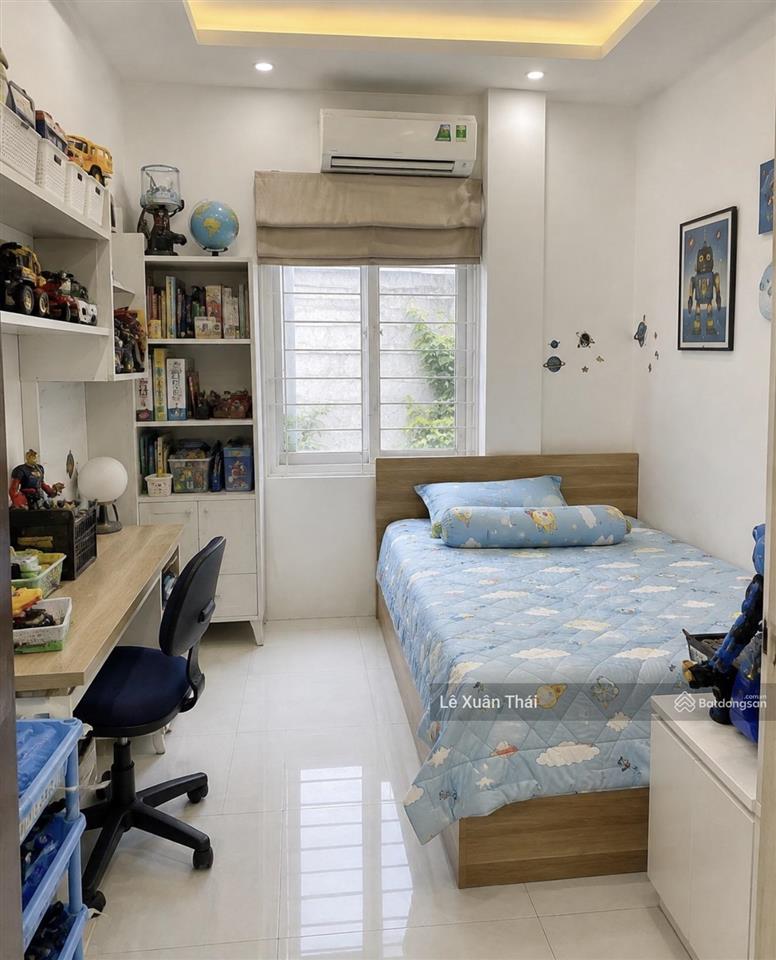 Chuyển công tác cần bán nhà 41m x 4 tầng, giá 7t9, hẻm xe tải lạc long quân q11. tặng full nội thất