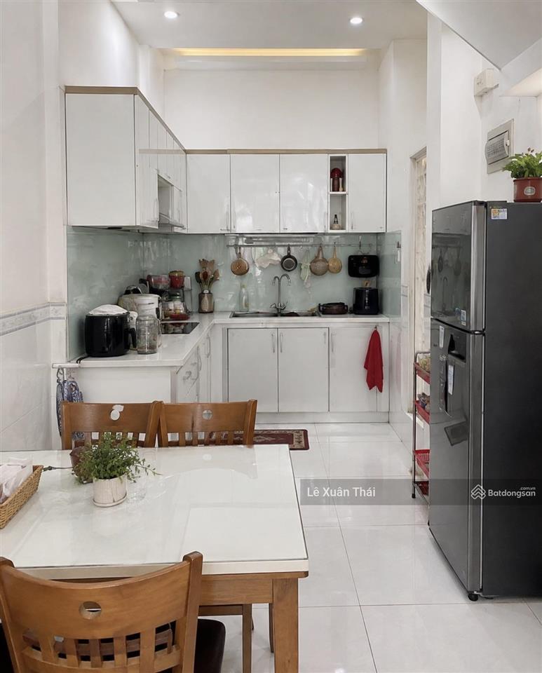 Chuyển công tác cần bán nhà 41m x 4 tầng, giá 7t9, hẻm xe tải lạc long quân q11. tặng full nội thất