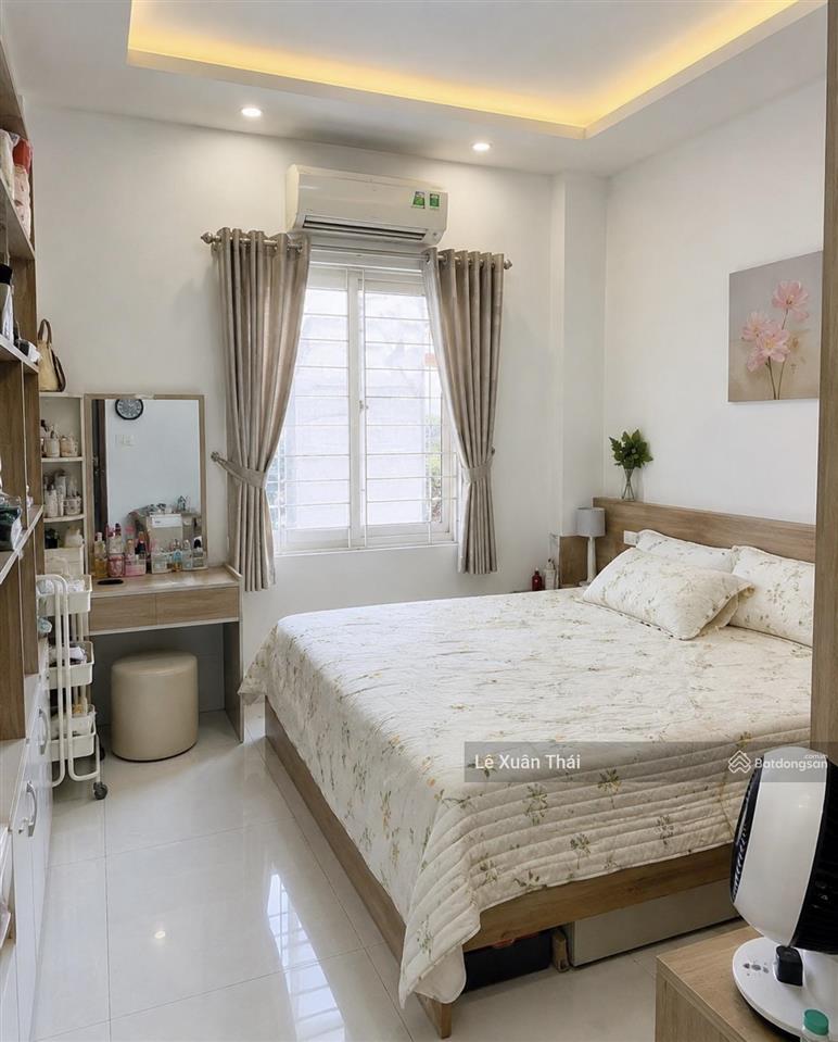 Chuyển công tác cần bán nhà 41m x 4 tầng, giá 7t9, hẻm xe tải lạc long quân q11. tặng full nội thất