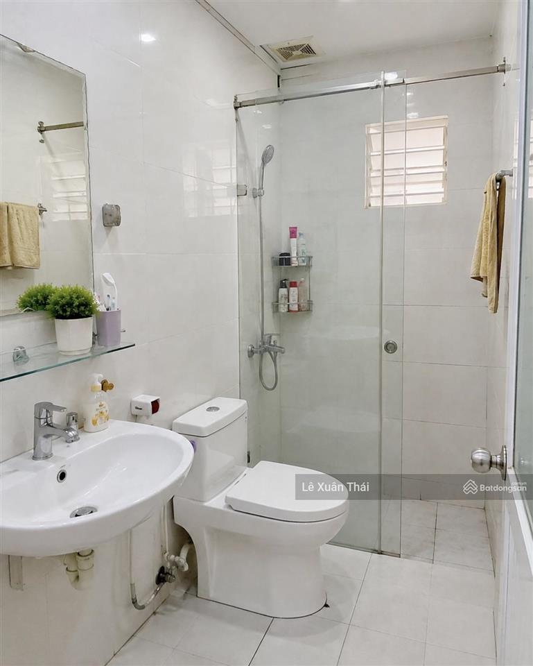 Chuyển công tác cần bán nhà 41m x 4 tầng, giá 7t9, hẻm xe tải lạc long quân q11. tặng full nội thất