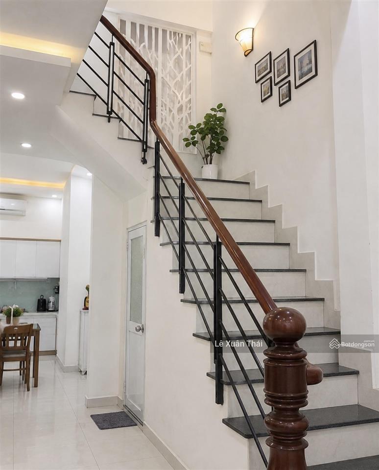 Chuyển công tác cần bán nhà 41m x 4 tầng, giá 7t9, hẻm xe tải lạc long quân q11. tặng full nội thất