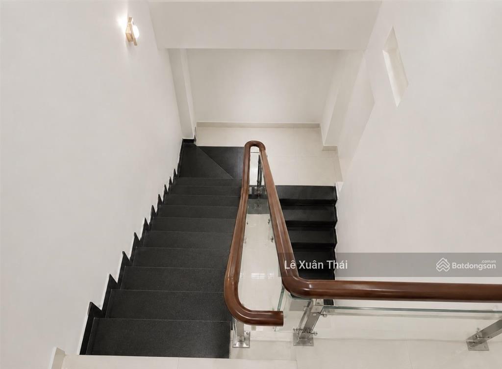 Cần bán nhà âu cơ q11, 42m x 4 tầng, giá 8t2, hẻm xe tải thông. nhà đẹp ở ngay không sửa