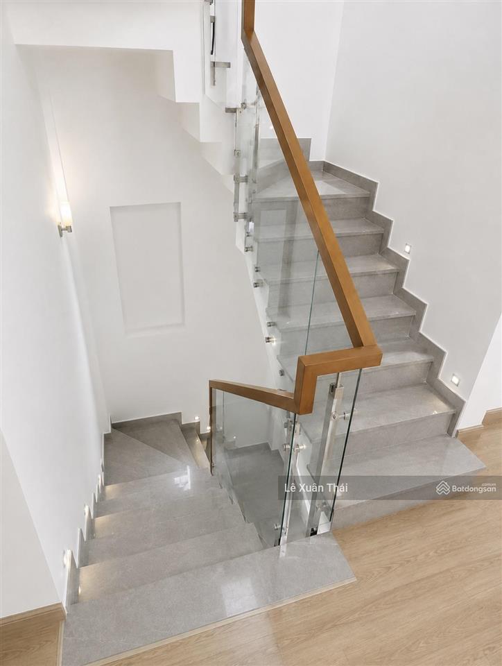 Cần bán nhà âu cơ q11, 45m2 x 4t  hẻm xe tải thông, giá 8.2 tỷ. gần cv đầm sen, ở ngay không sửa
