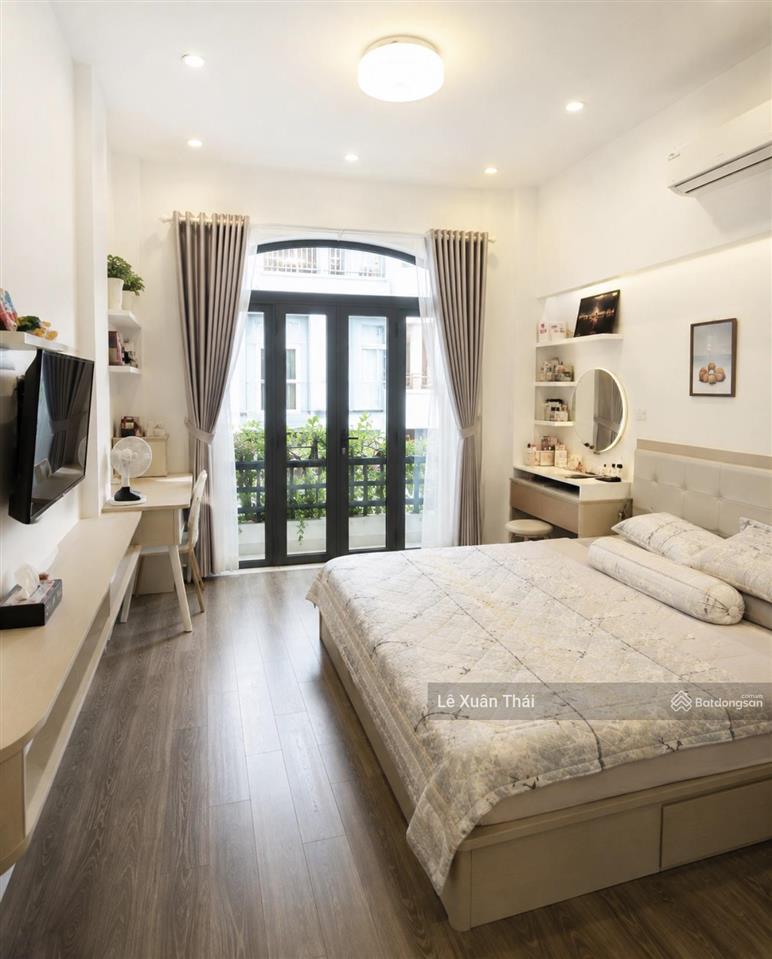 Cần bán nhà lạc long quân q11, 48m2 x 3t, giá 8.1 tỷ, hẻm 2 xe hơi tránh nhau, đối diện cv đầm sen