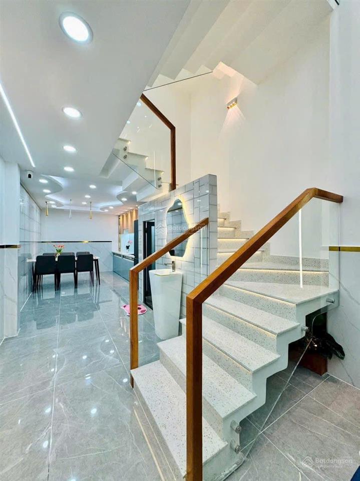 Chính chủ cần bán ngộp ra căn đẹp trần quốc thảo, p14, q3, 60m2,giá 3 tỷ 650, sổ hồng riêng