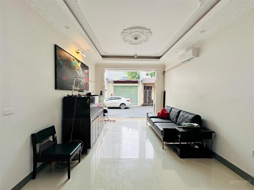 Rẻ cũng bán, 42m2, 7 tầng, thang máy, tại lạc long quân, cầu giấy, phân lô, vỉa hè, ô tô tránh, kd