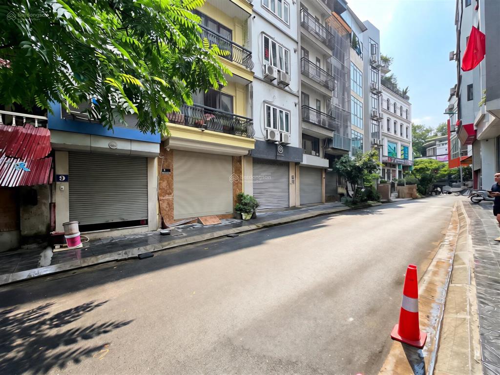 Rẻ cũng bán, 42m2, 7 tầng, thang máy, tại lạc long quân, cầu giấy, phân lô, vỉa hè, ô tô tránh, kd