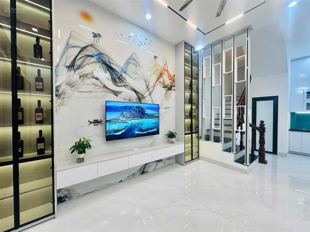 Trung tâm cầu giấy, hà nội, 50m2, 5 tầng, giá chỉ 10 tỷ, đường rộng, nhà mới, lô góc, giá quá hời
