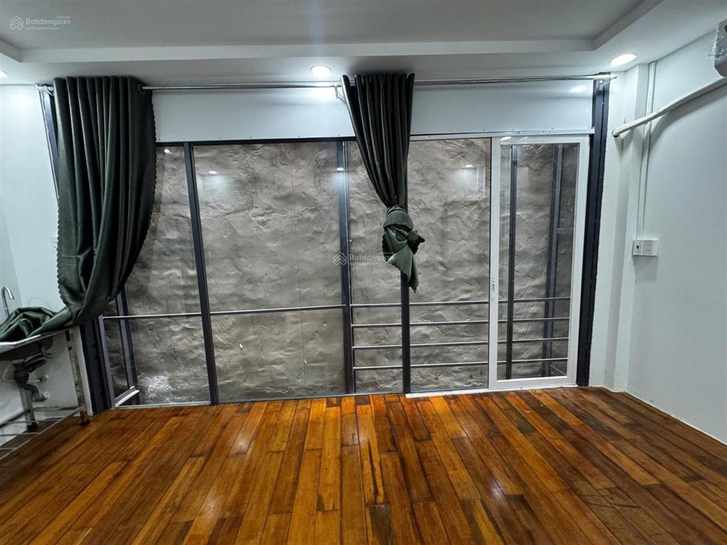 Căn hộ dịch vụ mới tinh. phan văn trị, gv  phòng đẹp cửa sổ trời  máy lạnh chỉ 3tr5/ 1 tháng