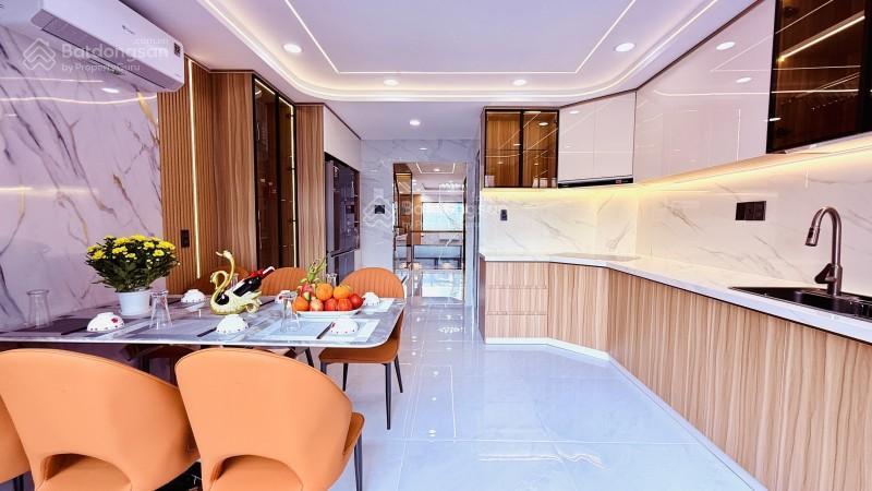 Siêu phẩm 6 tầng  thang máy  6 phòng ngay gần công viên làng hoa  hẻm xe hơi  có gara ô tô