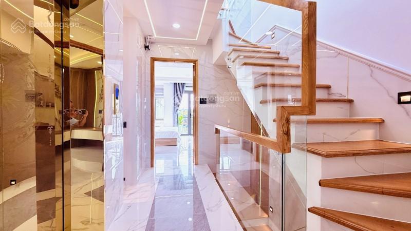 Siêu phẩm 6 tầng  thang máy  6 phòng ngay gần công viên làng hoa  hẻm xe hơi  có gara ô tô