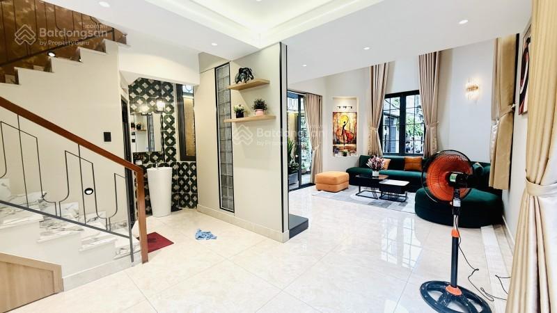 Nhà mới xây 100% lô góc 3 mặt thoáng mát. dt 55m2 trên đường nguyễn văn khối. giá 7,48 tỷ