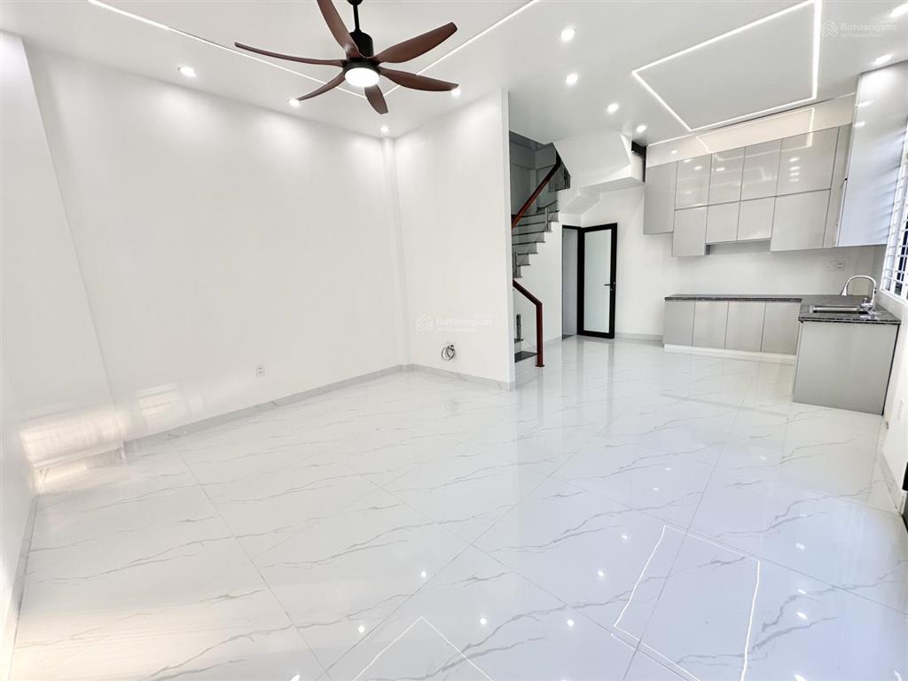 Hàng hiếm nhà 4 tầng ngay sau cấp 3 đồng hoà, khu vực trung tâm tiện ích nhất