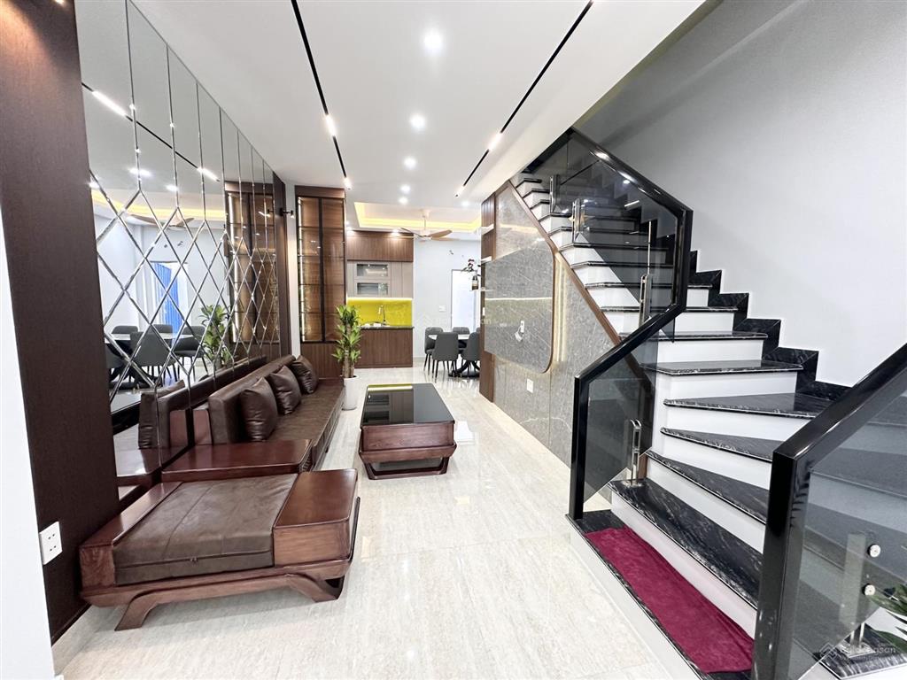 Nhà 3 tầng đầy đủ nội thất gần ngã 3 sở dầu, hồng bàng về ở ngay