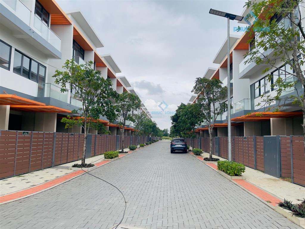 Nhà phố cách phú mỹ hưng 20 phút đầy đủ tiện ích, giá chỉ 4.2 tỷ   0929 535 ***