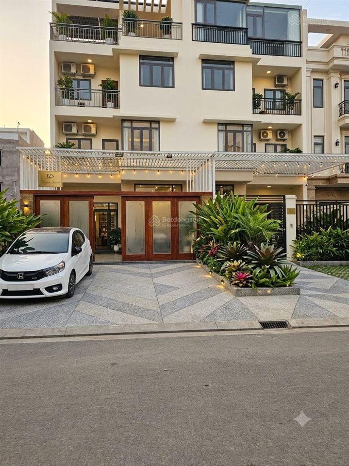 Gấp bán nhà 7 x 20, 4 tầng đẹp như mơ gần bến xe quận 8