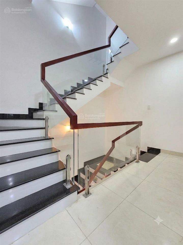 Gấp bán nhà 7 x 20, 4 tầng đẹp như mơ gần bến xe quận 8