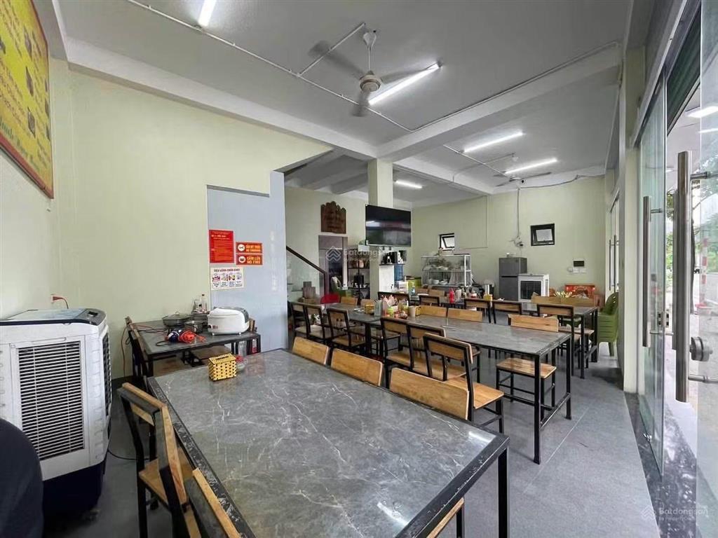 Cho thuê  sang nhượng quán nhậu cự khối  hoa động chỉ 20tr khi thuê, mặt phố, ô tô tránh