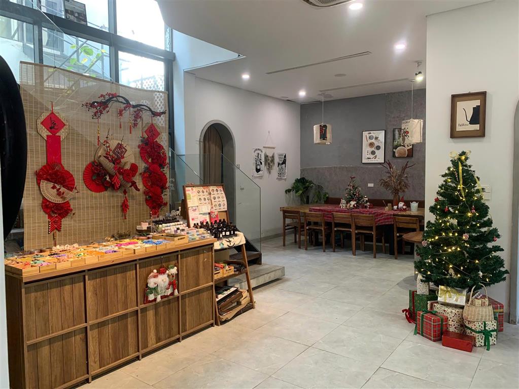 SANG NHƯỢNG QUÁN CAFE WORKSHOP HIỆN ĐẠI – VẬN HÀNH ỔN ĐỊNH Địa chỉ: Foresa 6D Tasco Xuân