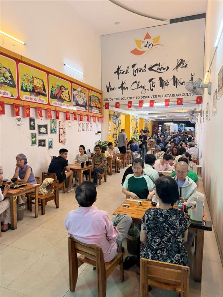 Cần sang gấp quán chay mặt tiền Nguyễn Văn Linh, giá sang toàn bộ 280tr, có thể vào kinh