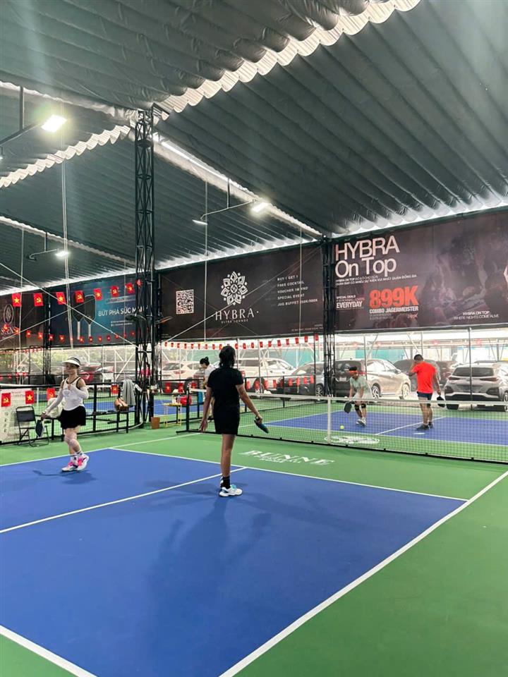 SANG NHƯỢNG CỤM SÂN PICKLEBALL 7 SÂN SIÊU ĐẸP Địa chỉ: P. Phúc Lợi, TP Hà Nội Sân đang