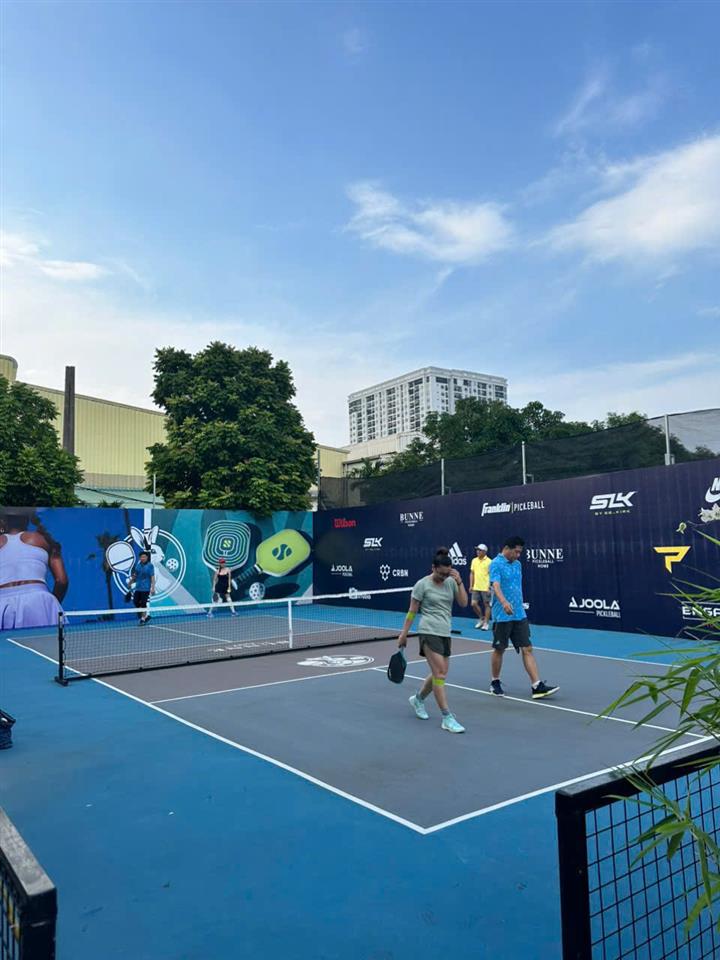 SANG NHƯỢNG CỤM SÂN PICKLEBALL 7 SÂN SIÊU ĐẸP Địa chỉ: P. Phúc Lợi, TP Hà Nội Sân đang