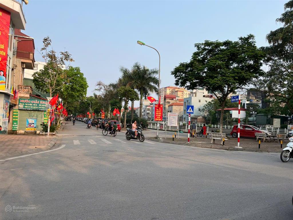 Mình cần bán mảnh đất 45m², mặt tiền 6m vuông vắn ô tô đỗ cửa phố nguyễn văn hưởng long biên