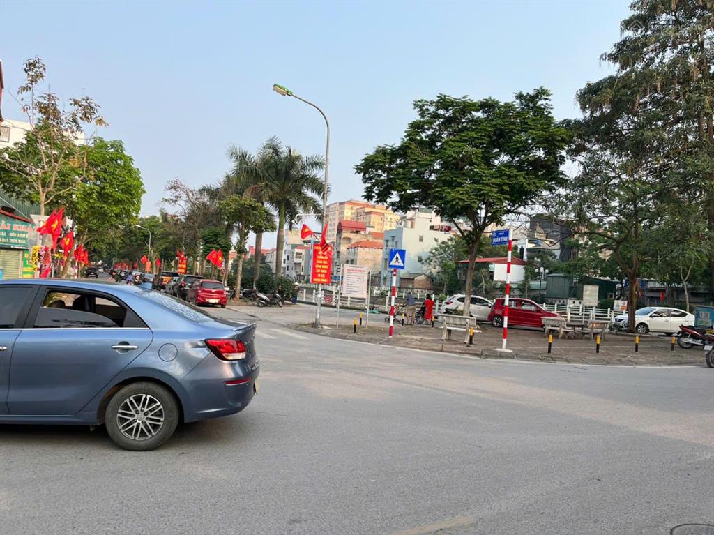 Mình cần bán mảnh đất 45m², mặt tiền 6m vuông vắn ô tô đỗ cửa phố nguyễn văn hưởng long biên