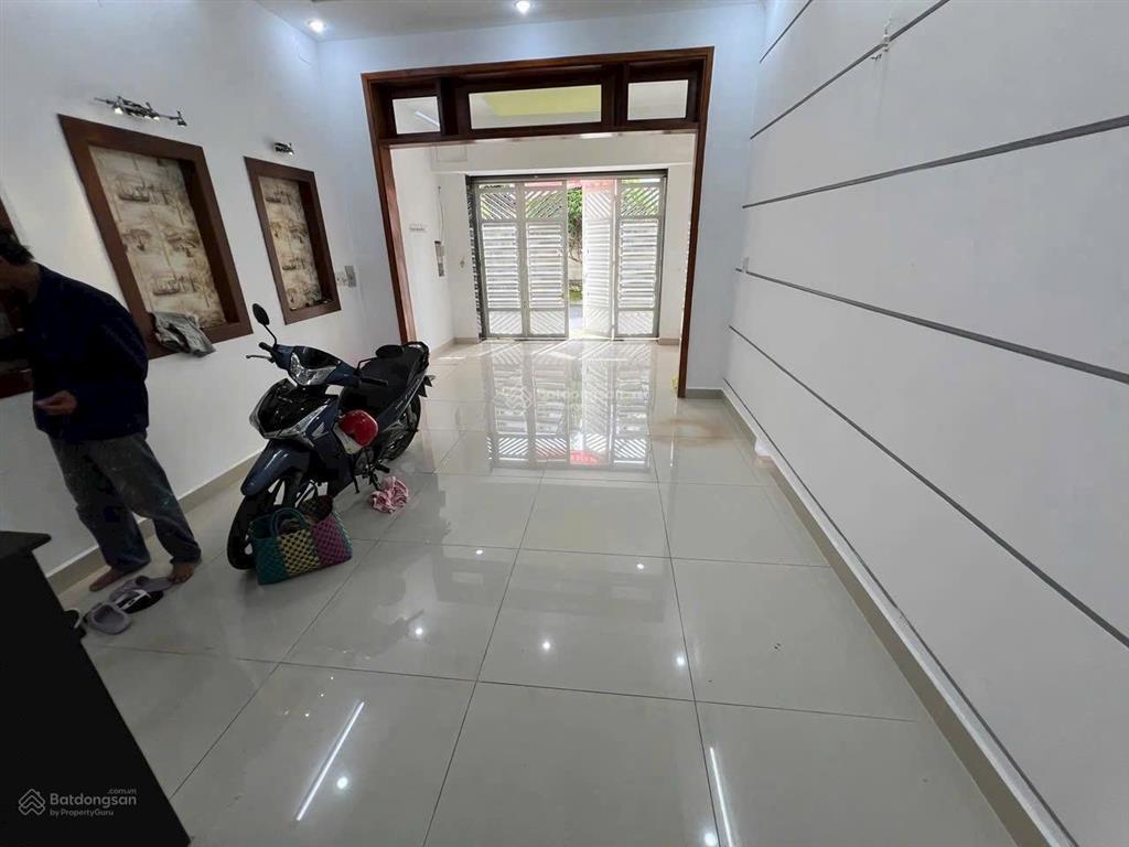 Mt thống nhất p16 dt 4.5x25m 3 tầng vị trí đẹp kinh doanh ngay chợ xóm mới giá 19.5 tỷ tl, dct 40tr