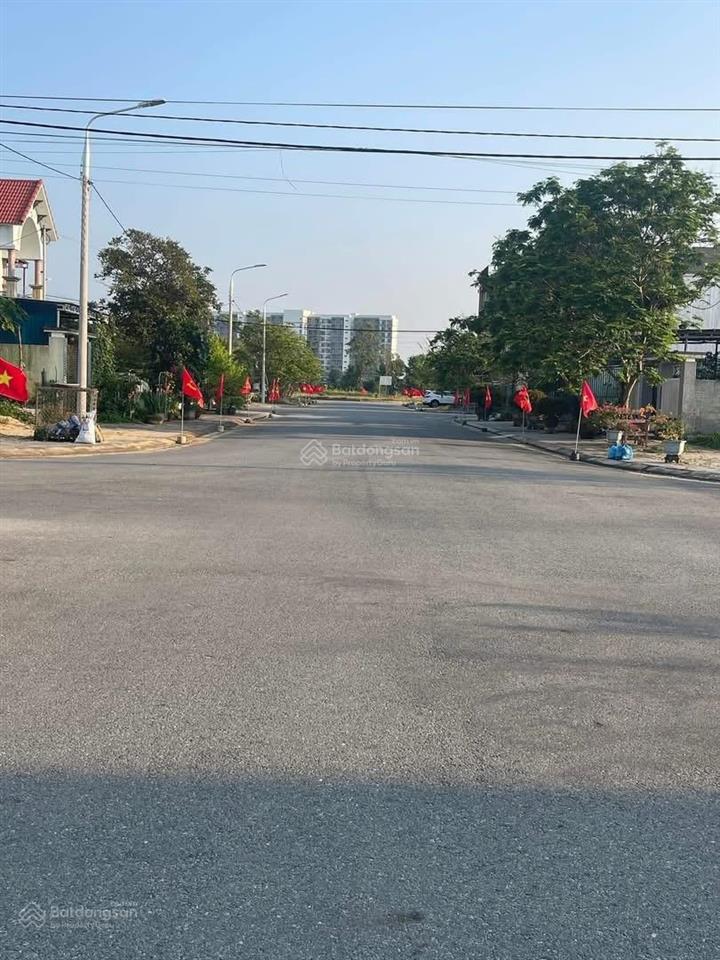 Đường nhựa 15,5m hướng nam tđc 3