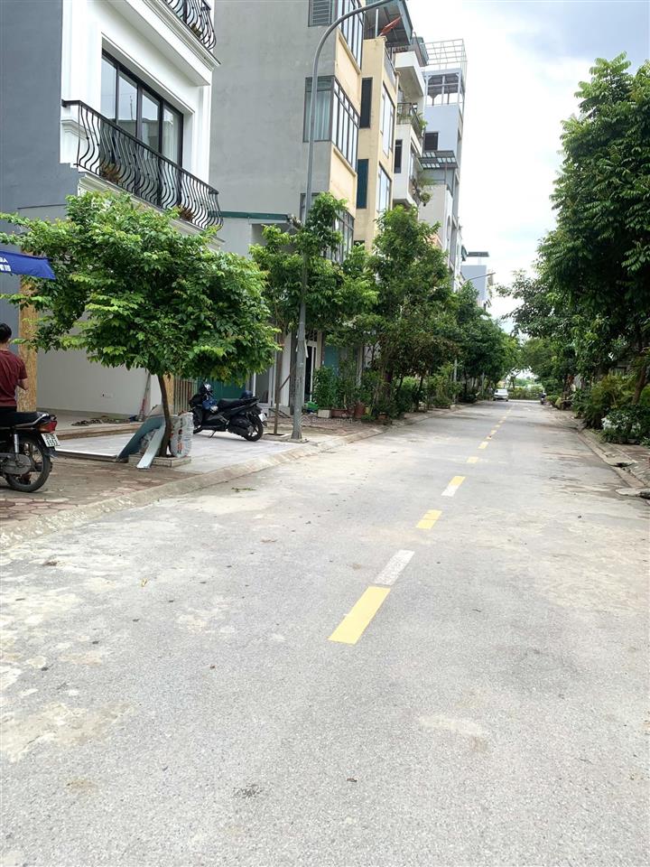 Bán nhà trung tâm phường long biên  gara  thang máy  mt rộng