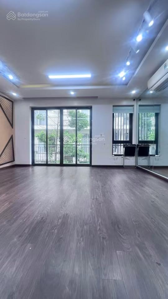 Shop house có thang máy diện tích 100m2 cần bán gấp