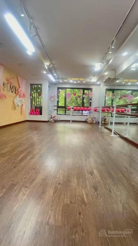Shop house có thang máy diện tích 100m2 cần bán gấp