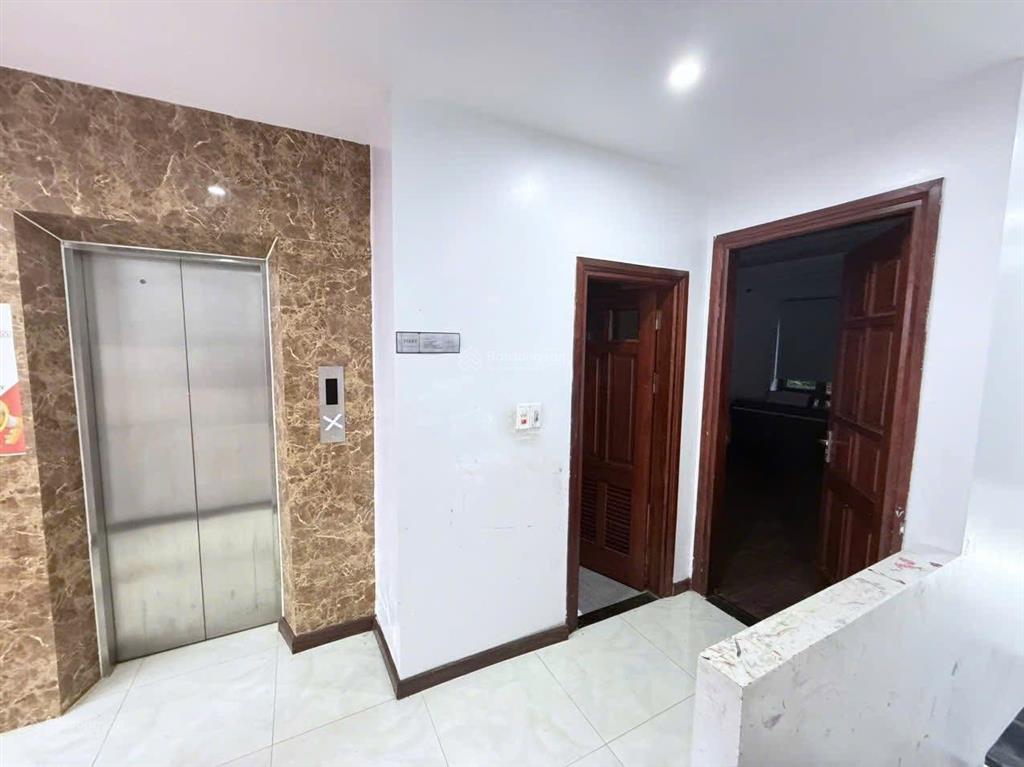 Shop house có thang máy diện tích 100m2 cần bán gấp
