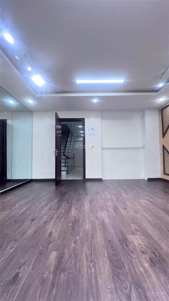 Shop house có thang máy diện tích 100m2 cần bán gấp