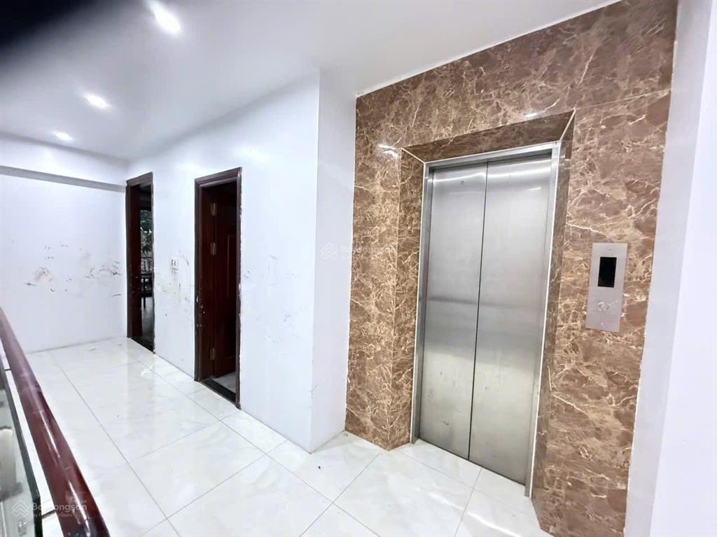 Shop house có thang máy diện tích 100m2 cần bán gấp
