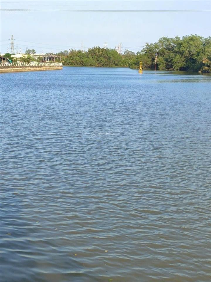 Bán đất cao không ngập mặt tiền đường view sông bờ kè đã làm,thổ cư xây dựng tự do.gần 3 trường đh