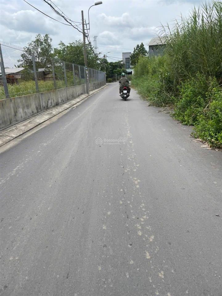 Bán đất cao không ngập mặt tiền đường view sông bờ kè đã làm,thổ cư xây dựng tự do.gần 3 trường đh
