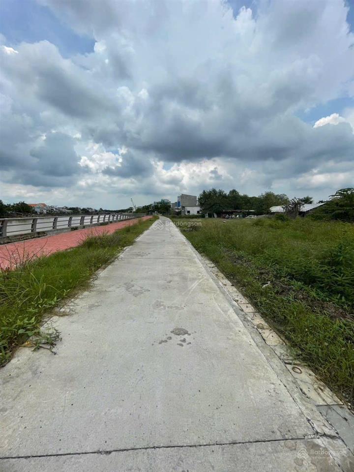 Bán đất cao không ngập mặt tiền đường view sông bờ kè đã làm,thổ cư xây dựng tự do.gần 3 trường đh