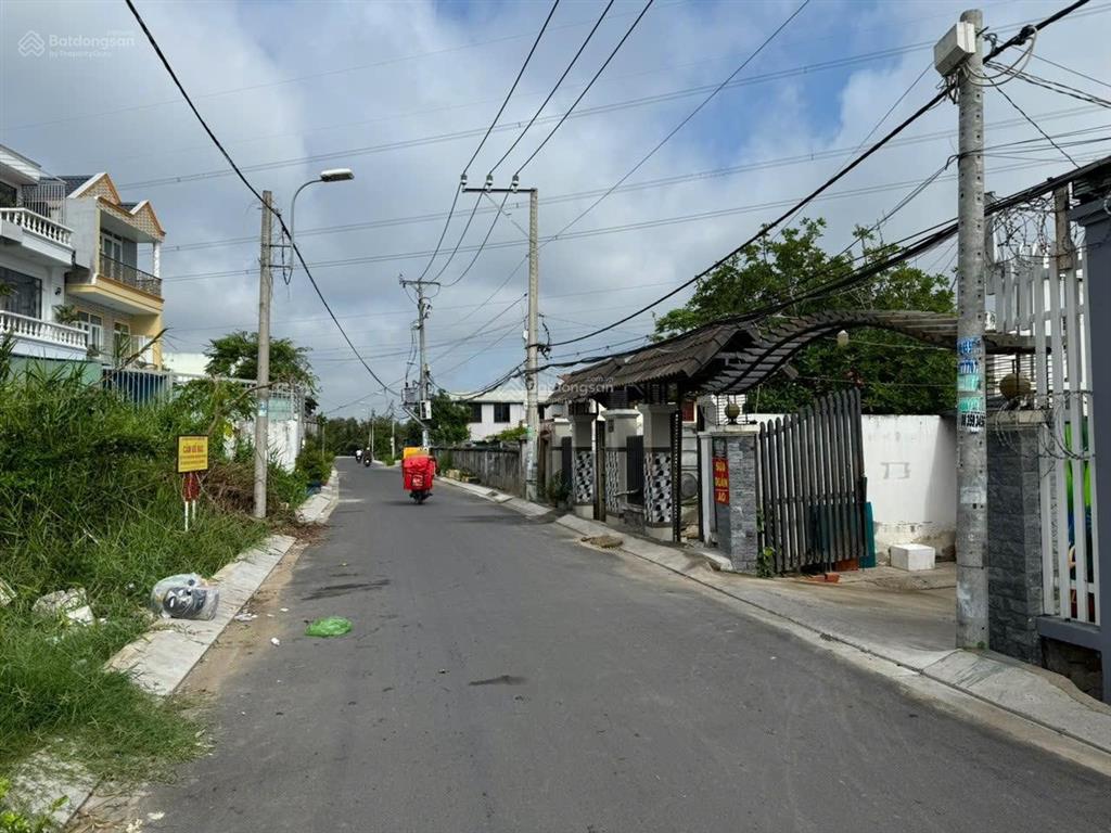 Bán đất cao không ngập mặt tiền đường view sông bờ kè đã làm,thổ cư xây dựng tự do.gần 3 trường đh