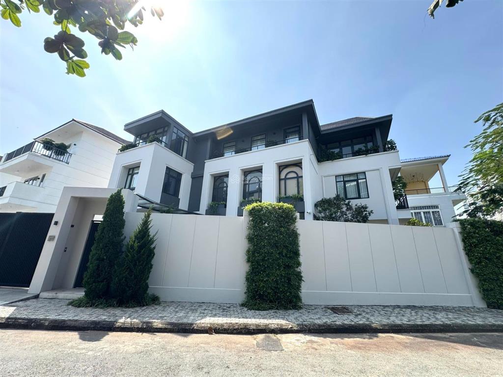 Bán gấp biệt thự sân vườn góc 2 mặt tiền 380m2 chỉ 90 tỷ khu vip nguyễn văn hưởng thảo điền quận 2