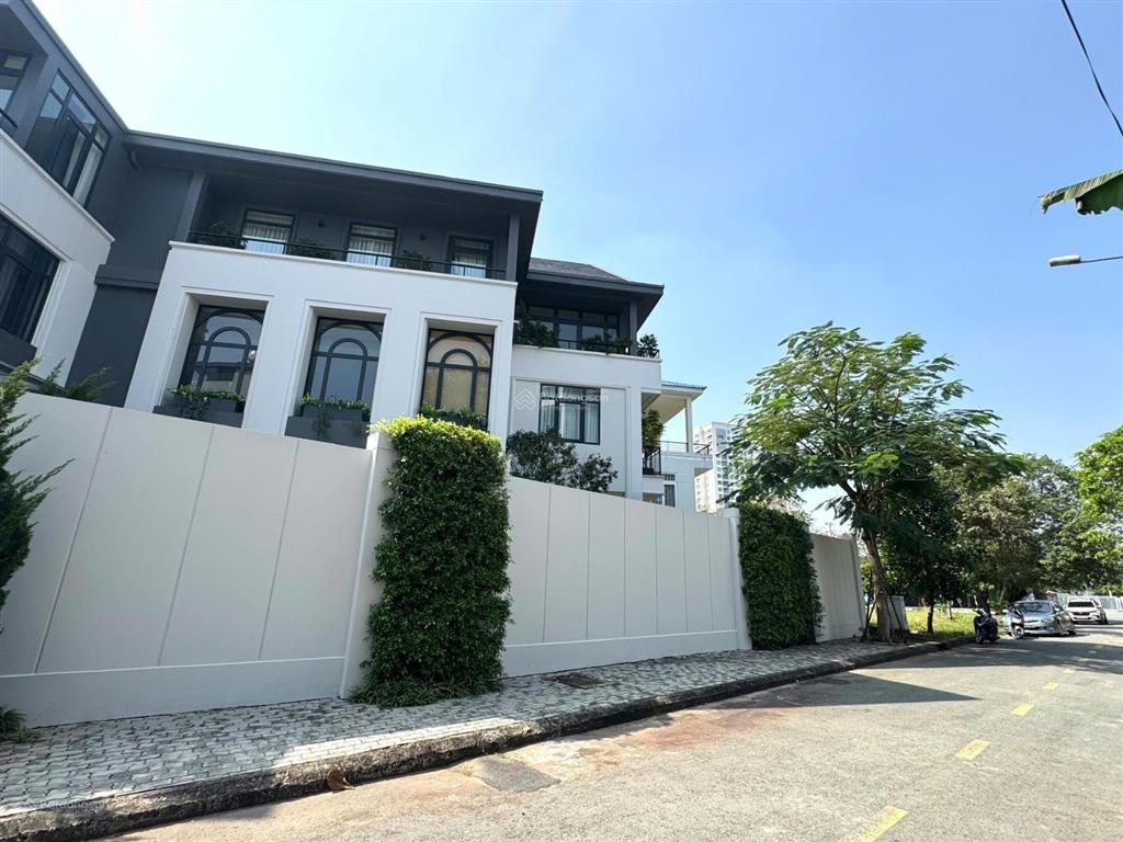 Bán gấp biệt thự sân vườn góc 2 mặt tiền 380m2 chỉ 90 tỷ khu vip nguyễn văn hưởng thảo điền quận 2