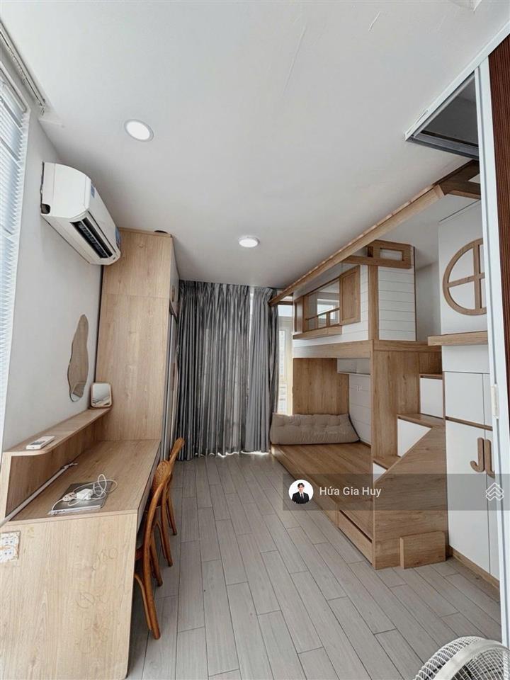 5 tầng kts thiết kế43m2vuôngkhu trung tâmgần công viên,sân bayđang cho thuê 10tr/thchỉ 5,95t