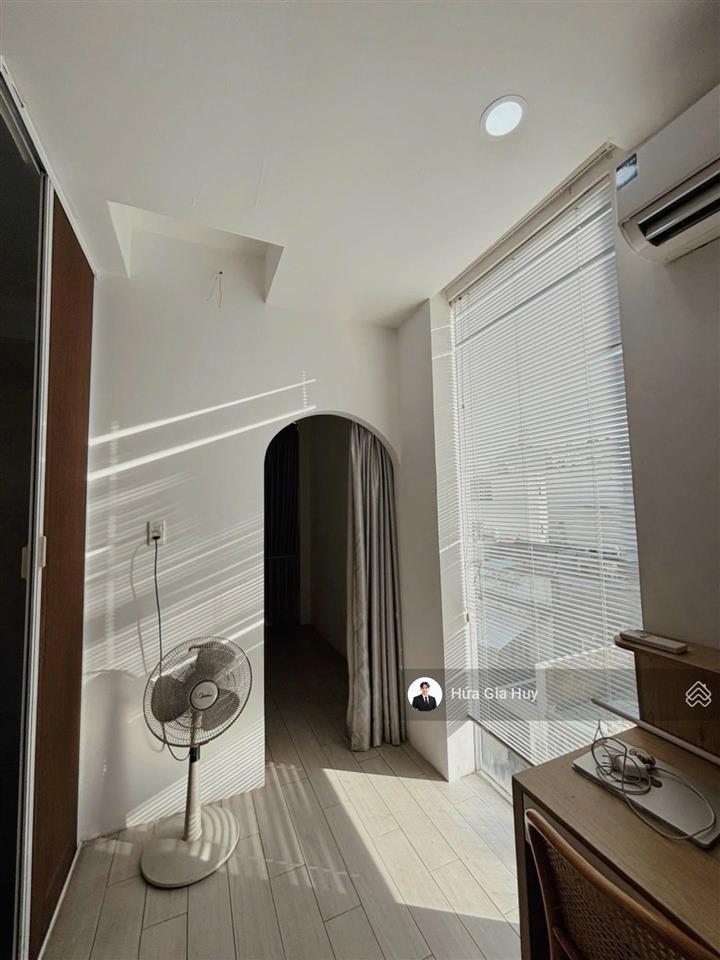 5 tầng kts thiết kế43m2vuôngkhu trung tâmgần công viên,sân bayđang cho thuê 10tr/thchỉ 5,95t