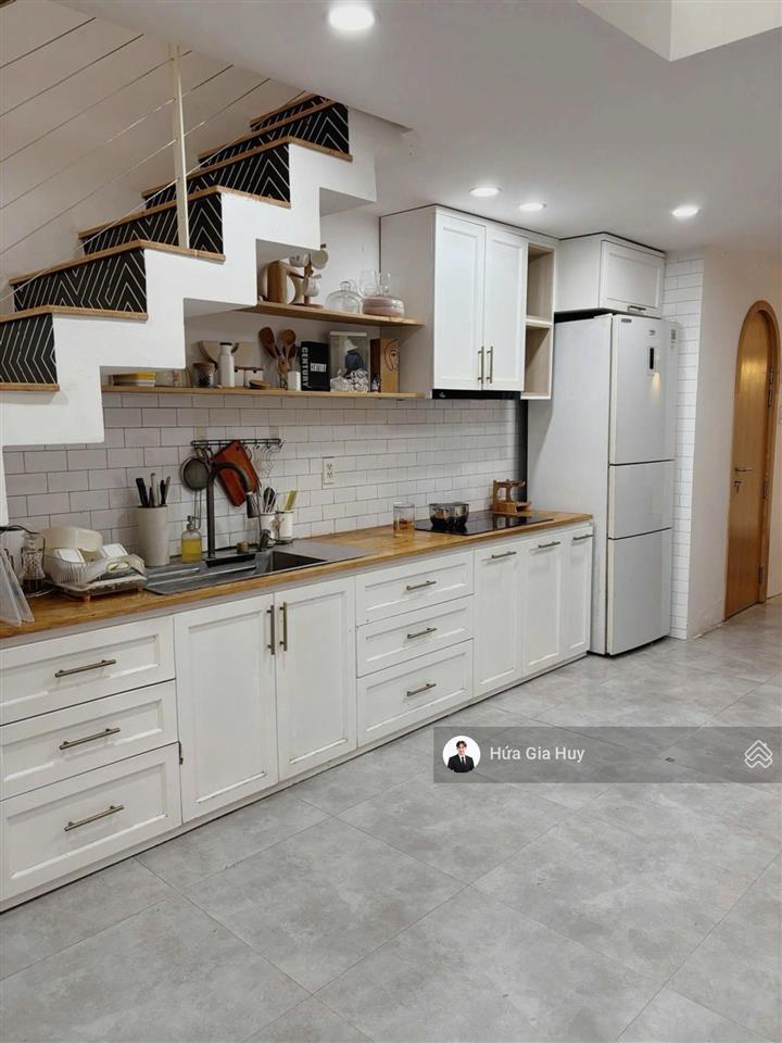5 tầng kts thiết kế43m2vuôngkhu trung tâmgần công viên,sân bayđang cho thuê 10tr/thchỉ 5,95t