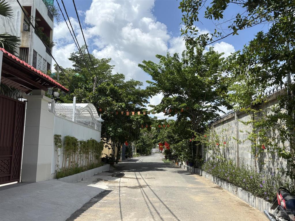 Nhà bán khu bên sông ql13, giáp vạn phúc city, 99m2, 3 tầng, hxh, giá 7.5 tỷ