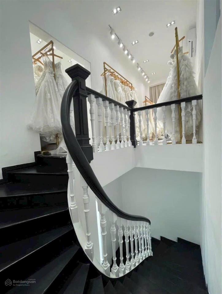 Ngang 22m  cho thuê villa mt 212 võ thị sáu, quận 3